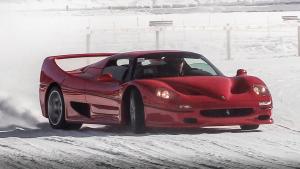 Ferrari F40, Lamborghini Miura a další podobné supersporty se proháněly po sněhové dráze
