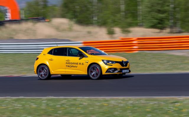 prvni-jizda-2019-renault-megane-rs-trophy-autodrom-most- (10) prvni-jizda-2019-renault-megane-rs-trophy-autodrom-most- (10)