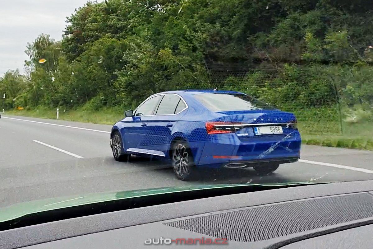 2019-skoda-superb-facelift-spy-video-dalnice- (1)