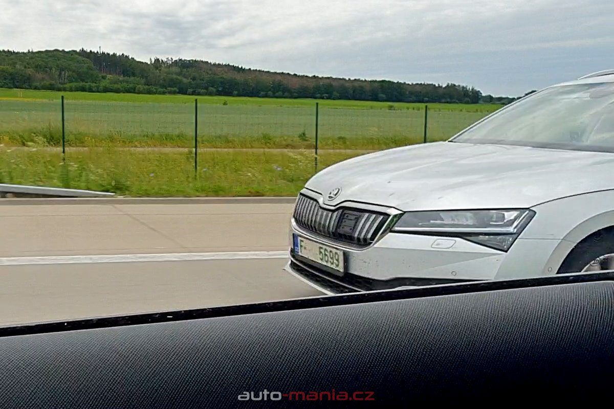 2019-skoda-superb-facelift-spy-video-dalnice- (4)