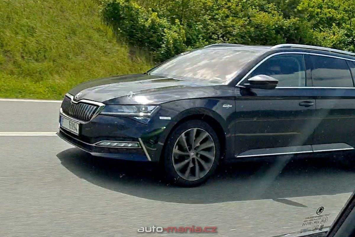 2019-skoda-superb-facelift-spy-video-dalnice- (6)