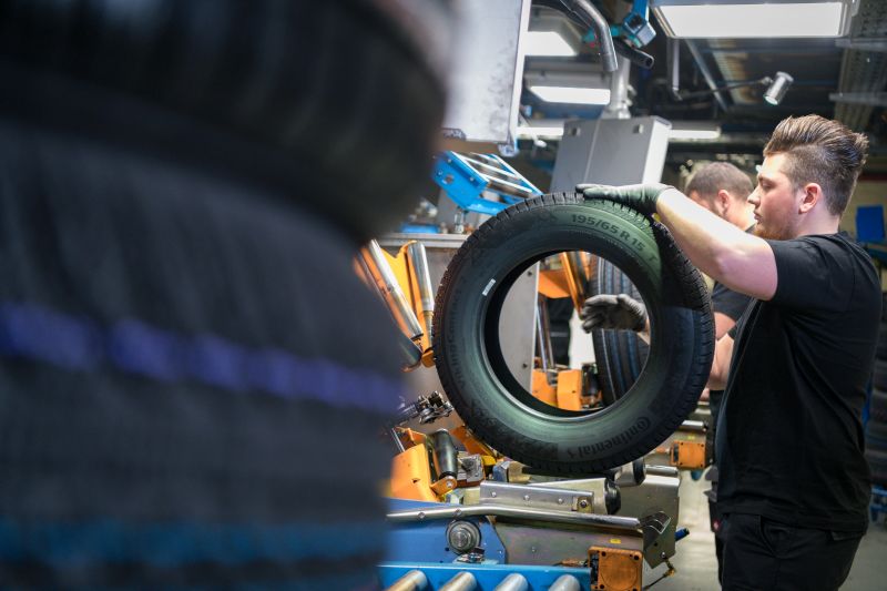 GERMANY: Reifen , Reifenproduktion am 24.10.2018 im Werk der Continental AG in Korbach Foto: Sascha Schuermann
