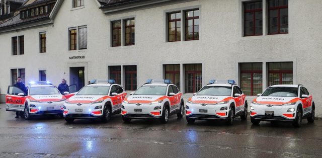 elektromobil-hyundai-kona-svycarska-policie- (1)