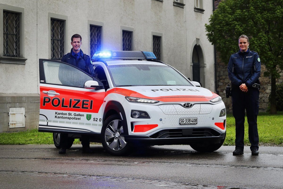elektromobil-hyundai-kona-svycarska-policie- (2)