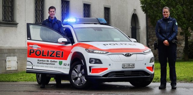 elektromobil-hyundai-kona-svycarska-policie- (2)