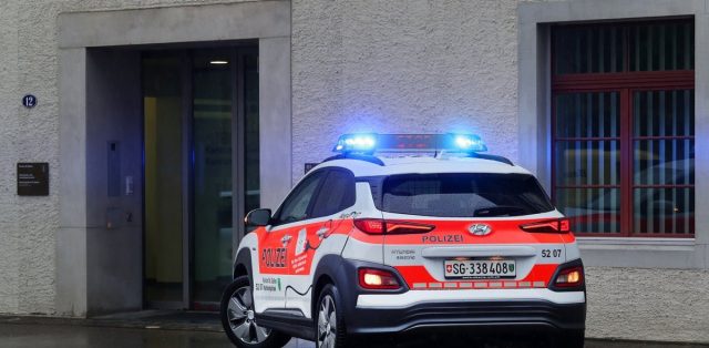 elektromobil-hyundai-kona-svycarska-policie- (3)