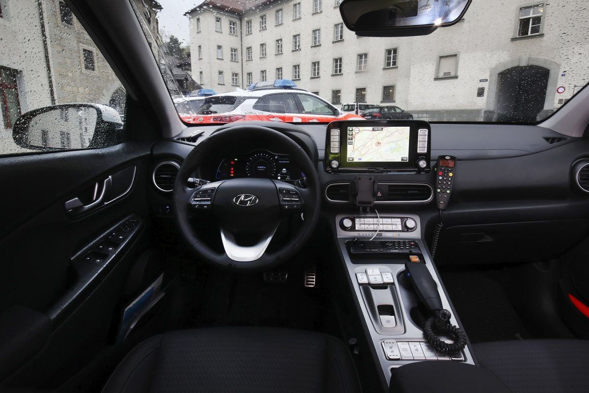 elektromobil-hyundai-kona-svycarska-policie- (4)