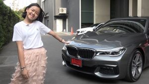 12letá youtuberka si koupila BMW řady 7