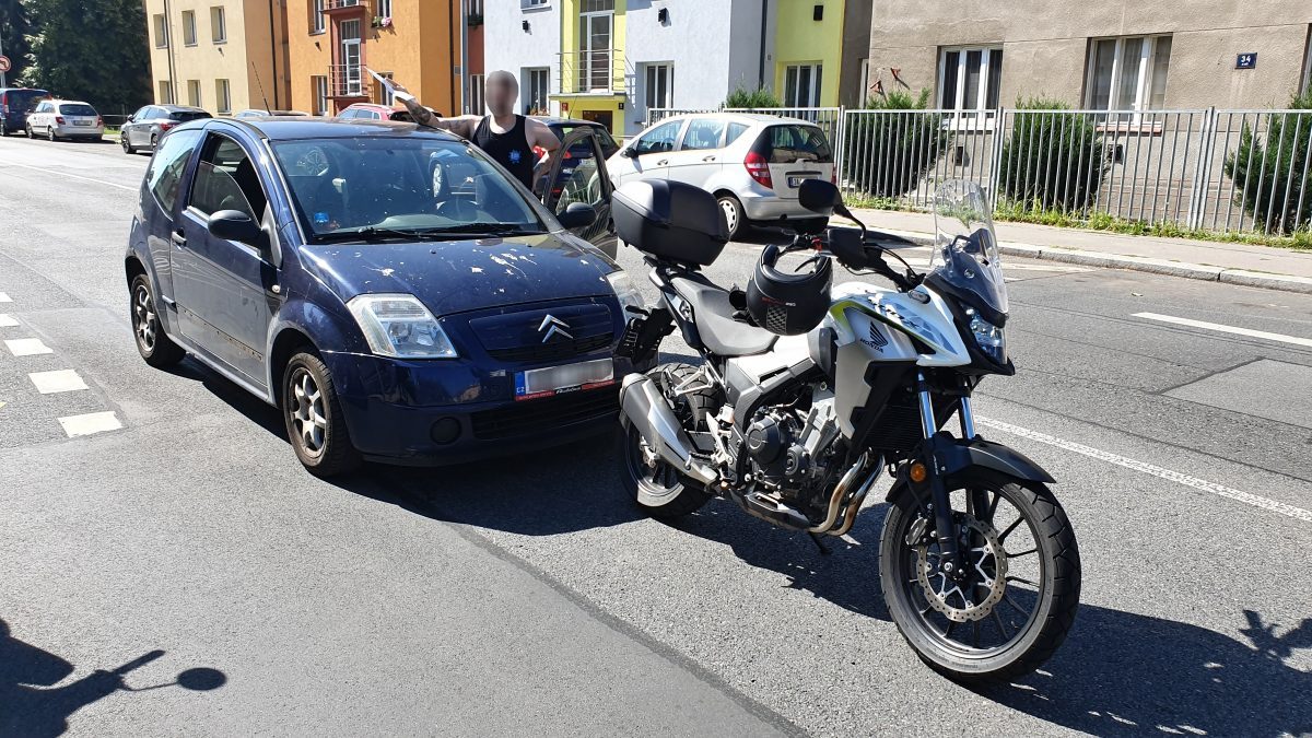 honda-cbr500r-citroen-c2-nehoda-01