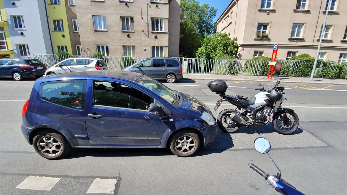 honda-cbr500r-citroen-c2-nehoda-03