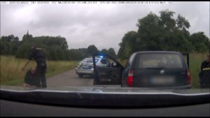 Zfetovaný řidič ujížděl policii. Zastavily ho až výstřely