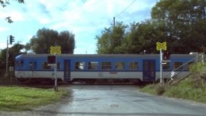 Polák kvůli hloupé chybě zůstal zaklíněn mezi závorami a vlakem