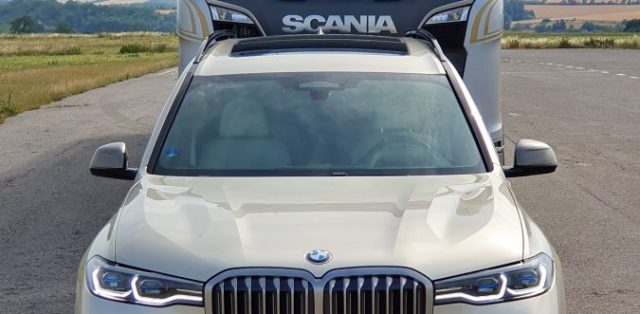 prvni-jizda-scania-s-650-v8-a-BMW-X7-1