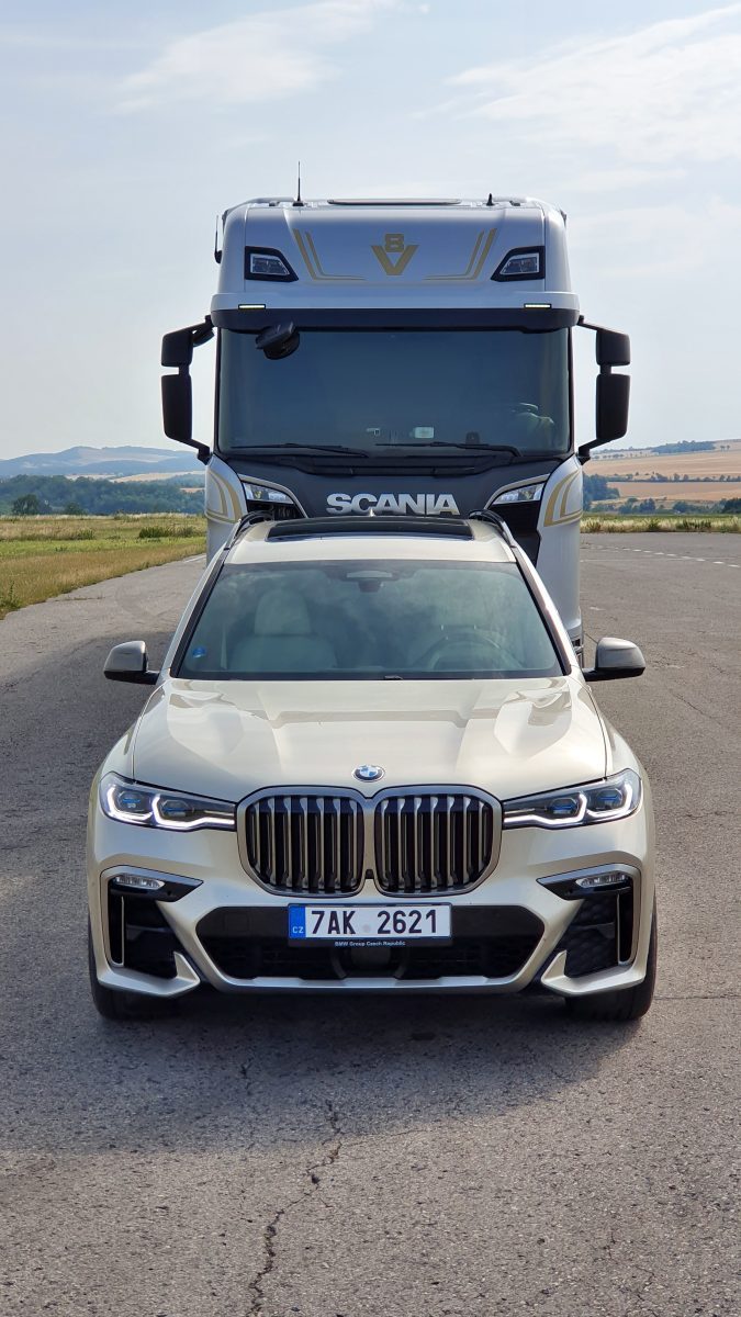 prvni-jizda-scania-s-650-v8-a-BMW-X7-1