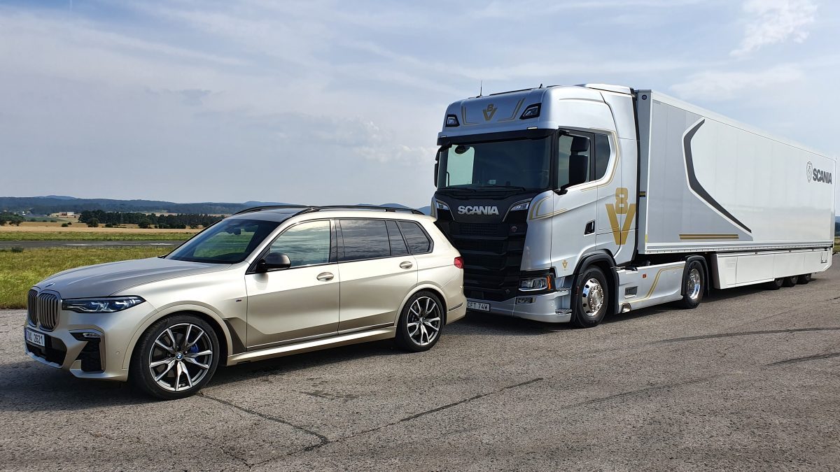 prvni-jizda-scania-s-650-v8-a-BMW-X7-2