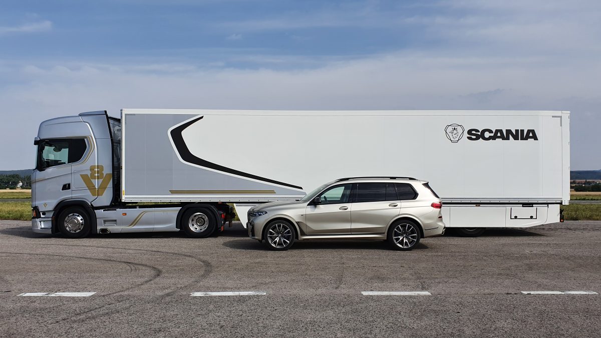 prvni-jizda-scania-s-650-v8-a-BMW-X7-3