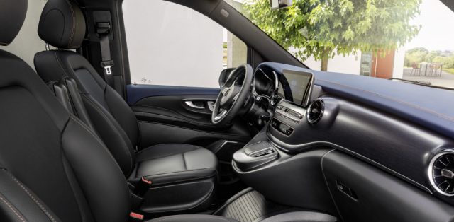 Der neue Mercedes-Benz EQV - Interieur, intuitive Mercedes-Benz User Experience (MBUX) mit 10-Zoll-Touchscreen, Instrumententafel in „Midnight Blue“, Luftdüsen in „Silver Shadow“, Ziernähte in Roségold;Stromverbrauch kombiniert: 27,0 kWh/100 km; CO2-Emissionen kombiniert: 0 g/km, Angaben vorläufig The new Mercedes-Benz EQV – Interior, intuitive Mercedes-Benz User Experience (MBUX) with 10-inch touch screen, dashboard in midnight blue, air vents in "Silver Shadow", stitching in rose gold;Combined power consumption: 27.0 kWh/100 km; combined CO2 emissions: 0 g/km, provisional figures