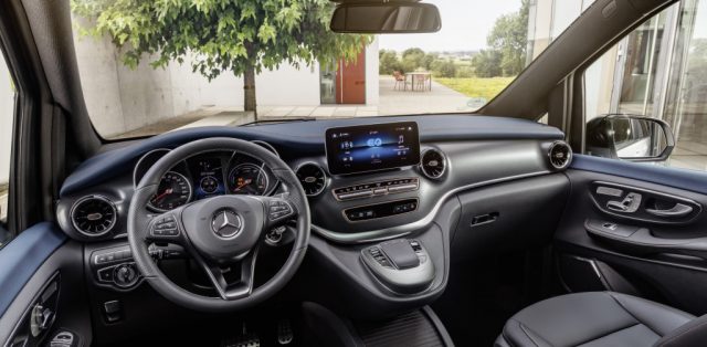 Der neue Mercedes-Benz EQV - Interieur, intuitive Mercedes-Benz User Experience (MBUX) mit 10-Zoll-Touchscreen, Instrumententafel in „Midnight Blue“, Luftdüsen in „Silver Shadow“, Ziernähte in Roségold;Stromverbrauch kombiniert: 27,0 kWh/100 km; CO2-Emissionen kombiniert: 0 g/km*, Angaben vorläufig The new Mercedes-Benz EQV – Interior, intuitive Mercedes-Benz User Experience (MBUX) with 10-inch touch screen, dashboard in midnight blue, air vents in "Silver Shadow", stitching in rose gold;Combined power consumption: 27.0 kWh/100 km; combined CO2 emissions: 0 g/km*, provisional figures