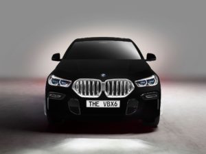 BMW nechalo X6 nalakovat nejčernější černou barvou na světě. Ukáže ho ve Frankfurtu