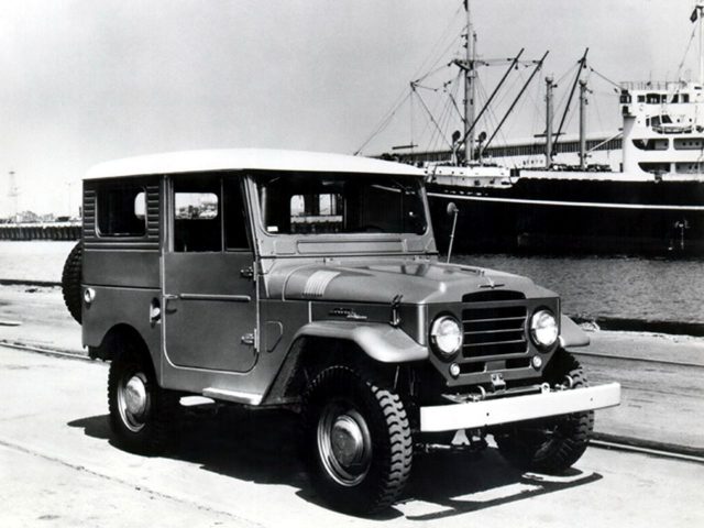 fot_1_toyota_land_cruiser_hardtop_fj25_z_dachem_z_tworzywa_wzmocnionego_wloknami_1957 Toyoty Land Cruiser Hardtop FJ25