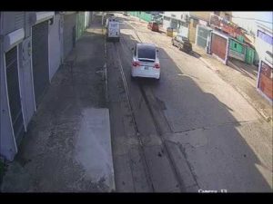 Splašená Tesla zdemolovala auto a málem zabila chodce