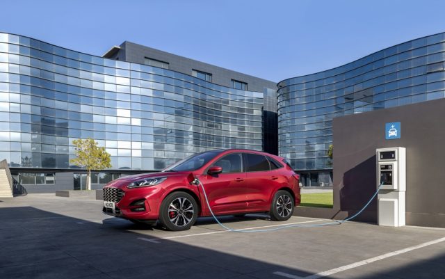 2019_FORD_KUGA_SIDE_CHARGING Ford Kuga Plug-in Hybrid