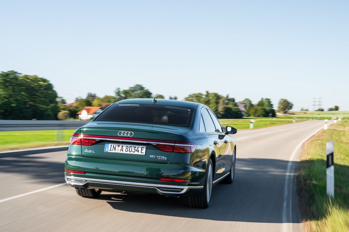2020_Audi_A8_L_60_TFSI_e_quattro_plug-in_hybrid- (11)