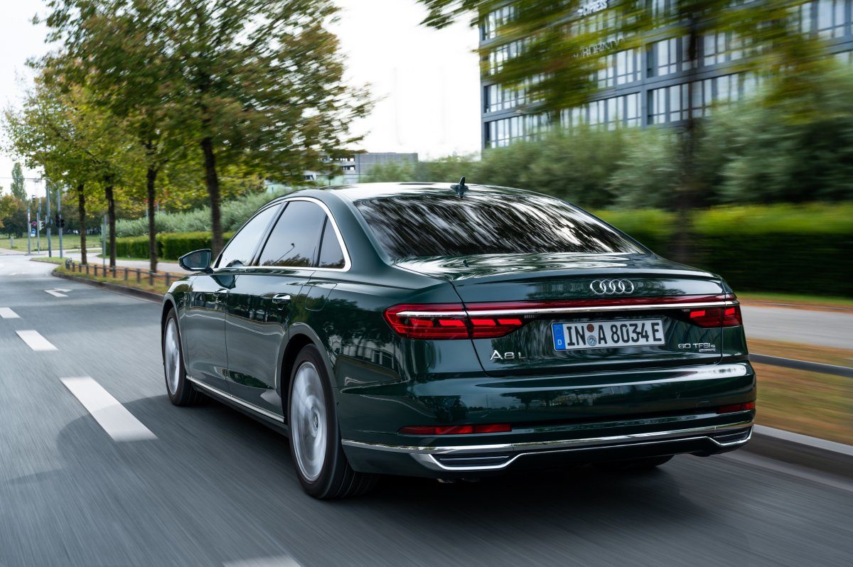 2020_Audi_A8_L_60_TFSI_e_quattro_plug-in_hybrid- (13)