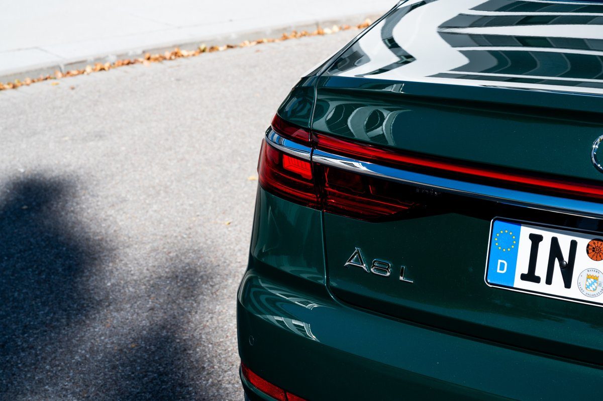 2020_Audi_A8_L_60_TFSI_e_quattro_plug-in_hybrid- (7)