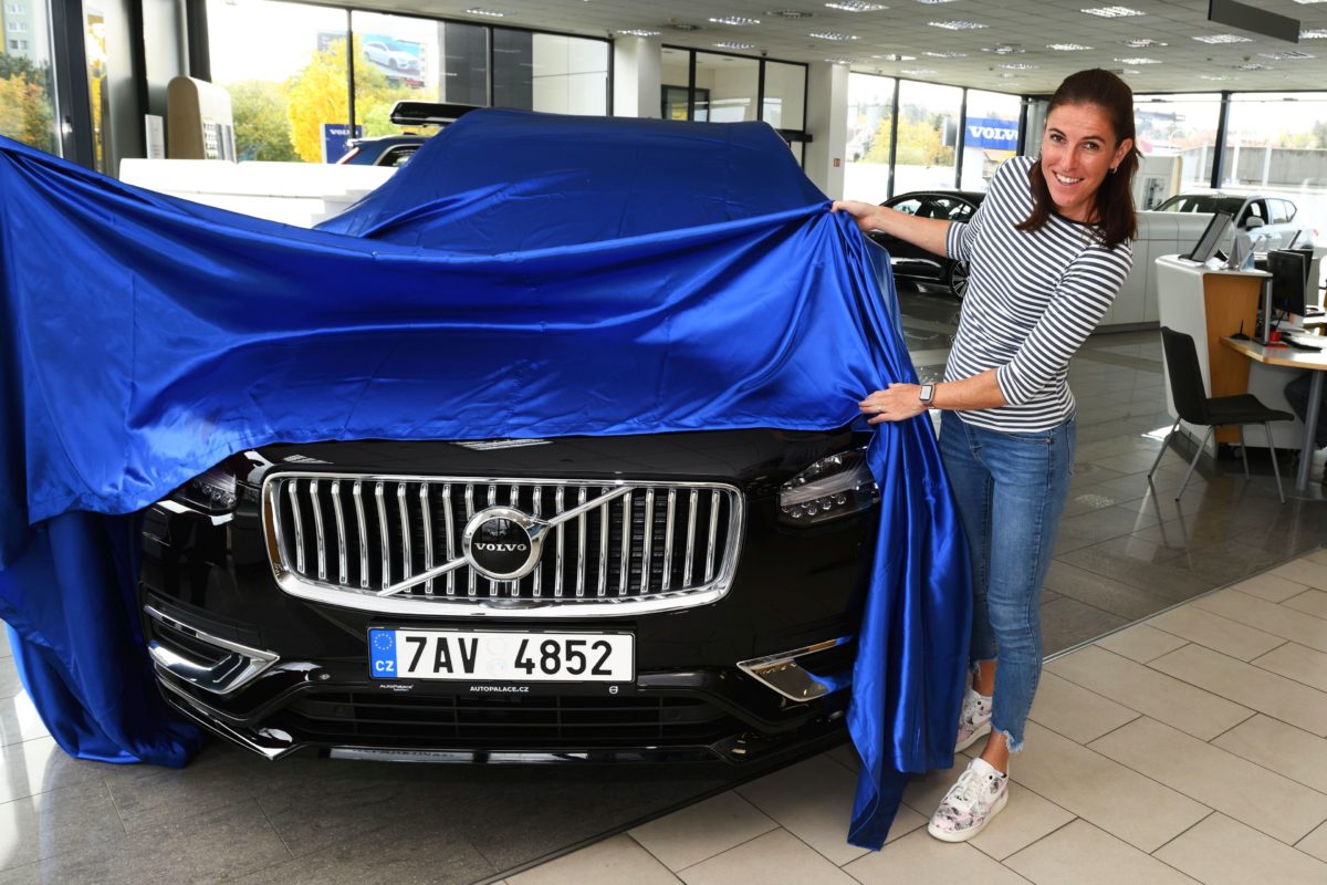 Zuzana-Hejnova-slavnostne-odhalila-svuj-vuz-Volvo-XC90