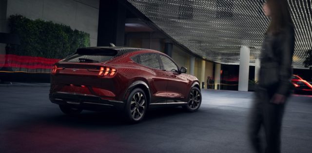 2020-Ford-Mustang-Mach-e-elektromobil- (3)