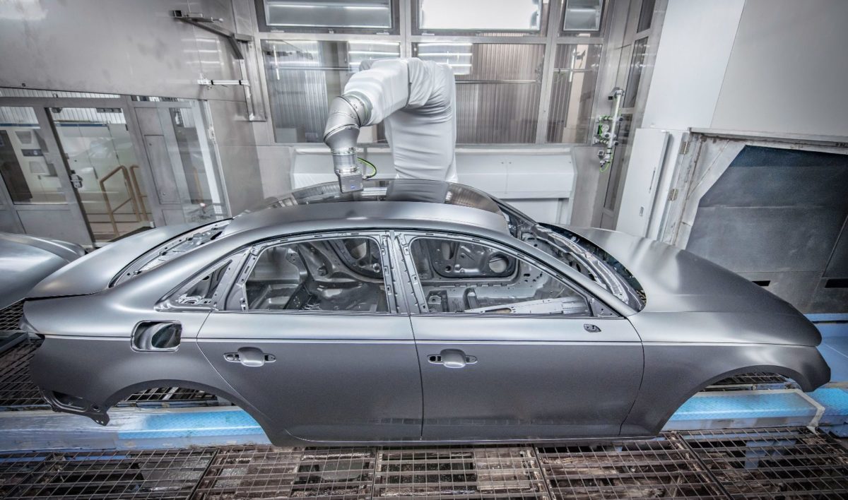Protecting the environment and cutting costs: With overspray-free painting, Audi is now able to apply two different colors in the same painting process. A robot-controlled high-precision instrument measures the laser-brazed seam between the car’s roof and side panel frame. An applicator then applies a black paint specially developed for this method onto the body in strips, with millimeter precision but without spray mist.