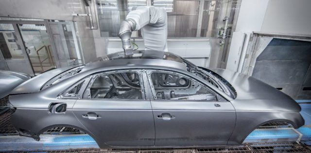Protecting the environment and cutting costs: With overspray-free painting, Audi is now able to apply two different colors in the same painting process. A robot-controlled high-precision instrument measures the laser-brazed seam between the car’s roof and side panel frame. An applicator then applies a black paint specially developed for this method onto the body in strips, with millimeter precision but without spray mist.