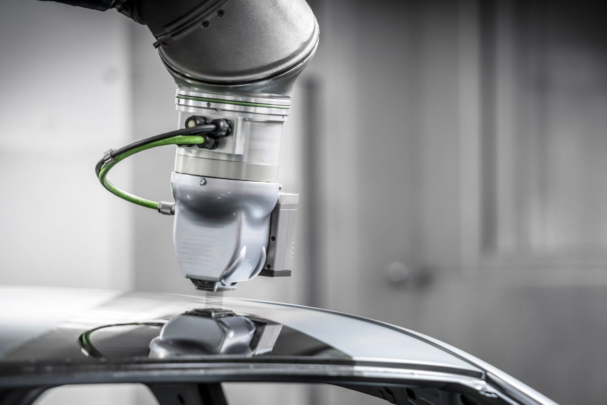 Protecting the environment and cutting costs: With overspray-free painting, Audi is now able to apply two different colors in the same painting process. A robot-controlled high-precision instrument measures the laser-brazed seam between the car’s roof and side panel frame. A special applicator, the EcoPaintJet by Dürr, then applies a black paint specially developed for this method onto the body in strips, with millimeter precision but without spray mist.