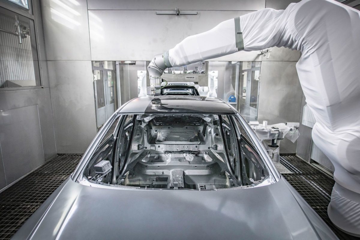 Protecting the environment and cutting costs: With overspray-free painting, Audi is now able to apply two different colors in the same painting process. A robot-controlled high-precision instrument measures the laser-brazed seam between the car’s roof and side panel frame. A special applicator, the EcoPaintJet by Dürr, then applies a black paint specially developed for this method onto the body in strips, with millimeter precision but without spray mist.