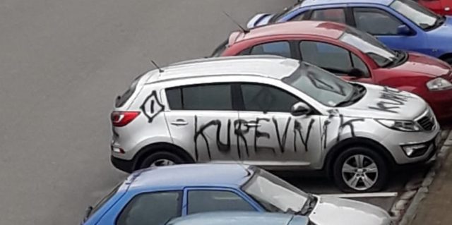Kia postříkaná neslušnými výrazy jako odplata? Vypadá to tak