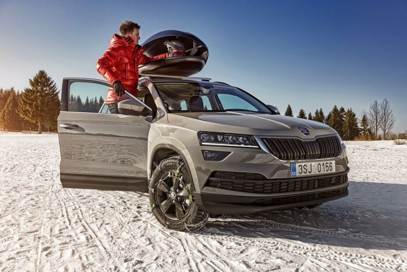 SKODA_KAROQ-stresni_box-snehove_retezy-zima-snih