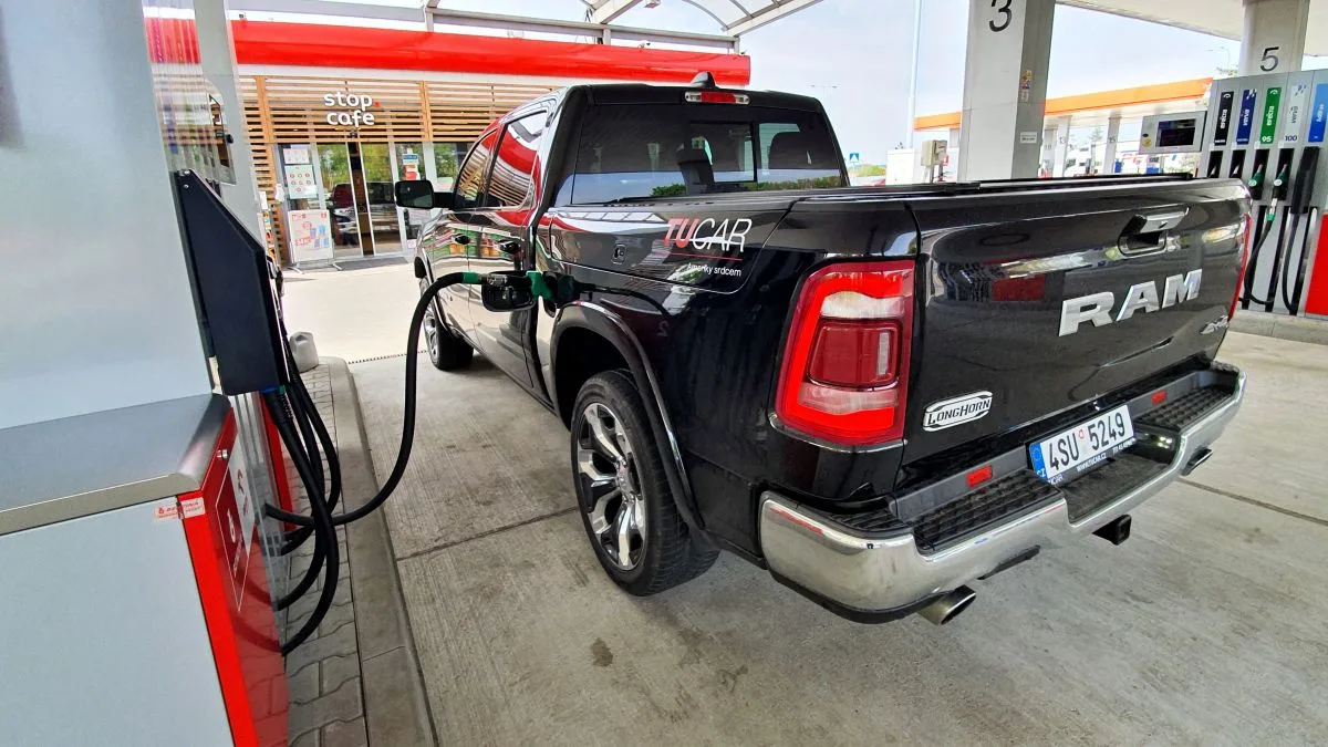 test-2020-ram-1500-57-v8-hemi-4x4-tankovani