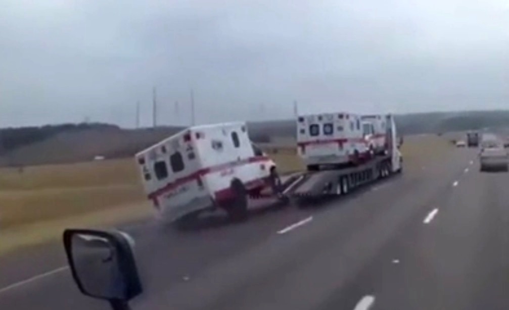 ambulance_spadla_z_odtahoky-video