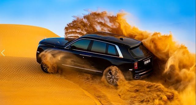 Rolls-Royce Cullinan v pisecnych dunach