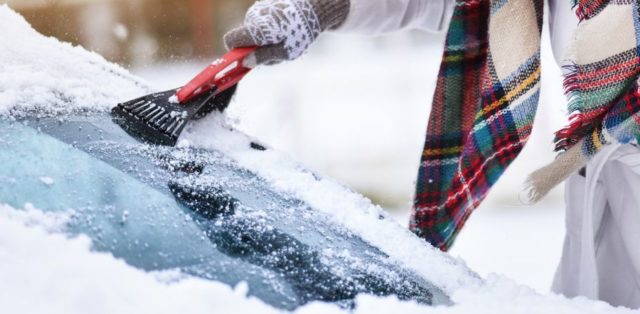 skrabani-celniho-skla-snih-zima