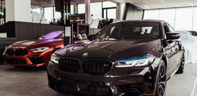BMW_Sikora_Dealership-BMW_M-showroom- (5)