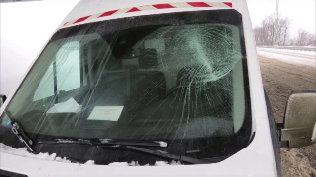 Takhle to vypadá, když na čelní okno za jízdy spadne kus ledu z kamionu. Řidiče náklaďáku hledá policie