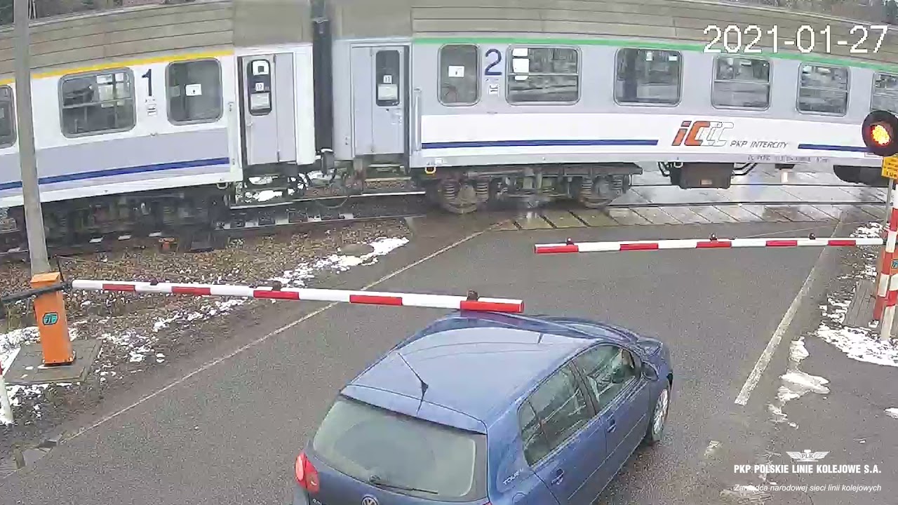 V Polsku proběhla policejní honička jako z filmu. Ujíždějící řidič ohrozil desítky lidí ve vlaku