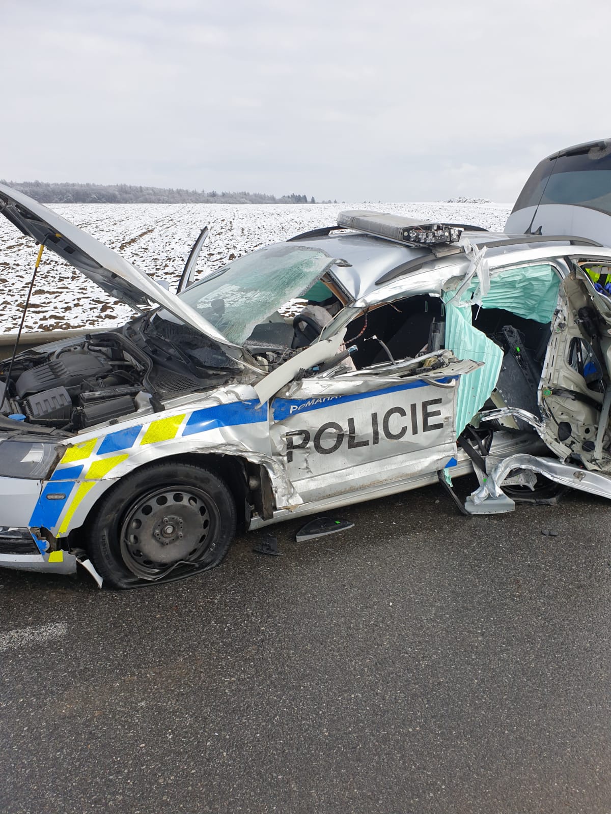 Řidič náklaďáku dostal smyk a sestřelil policejní auto. On i dva policisté skončili v nemocnici
