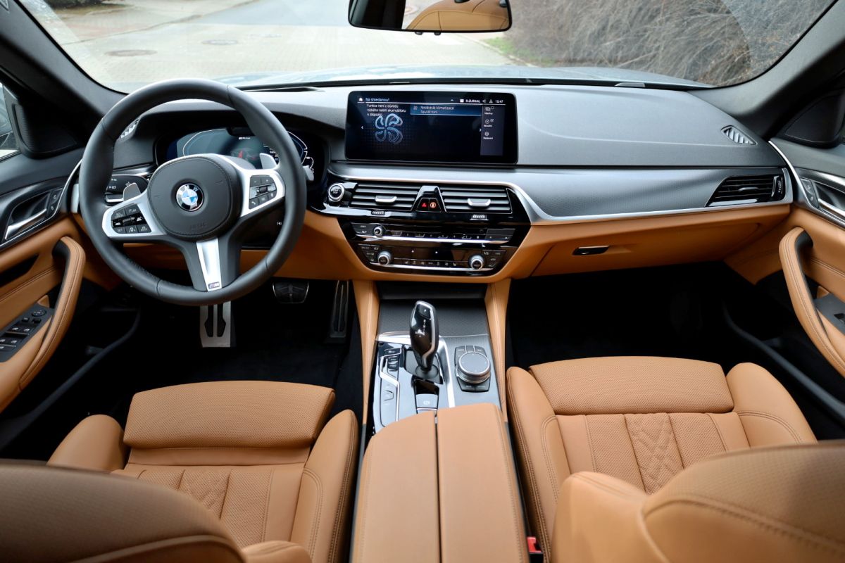test-2021-BMW_530e_xDrive-PHEV-interier- (2)