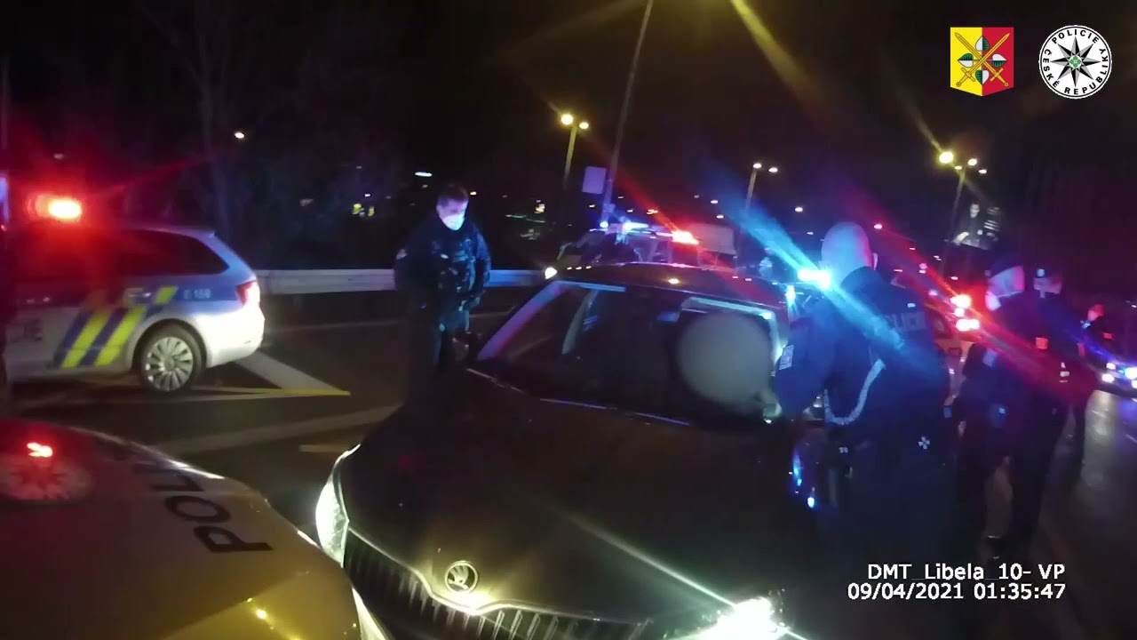 Pomatená řidička ujížděla policistům skoro dvoustovkou. Z auta ji museli vytáhnout násilím