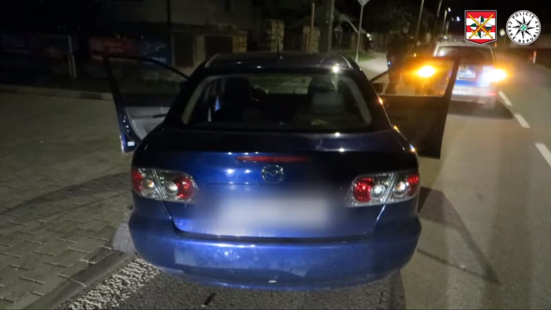 V ujíždění zfetovaného řidiče zastavily až policejní pásy. I s prázdnými pneumatikami ale chtěl zmizet