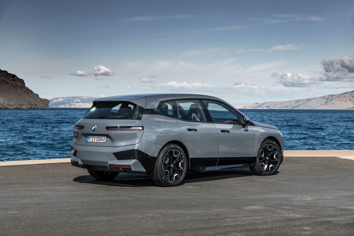 2022-BMW_IX-elektromobil- (4)
