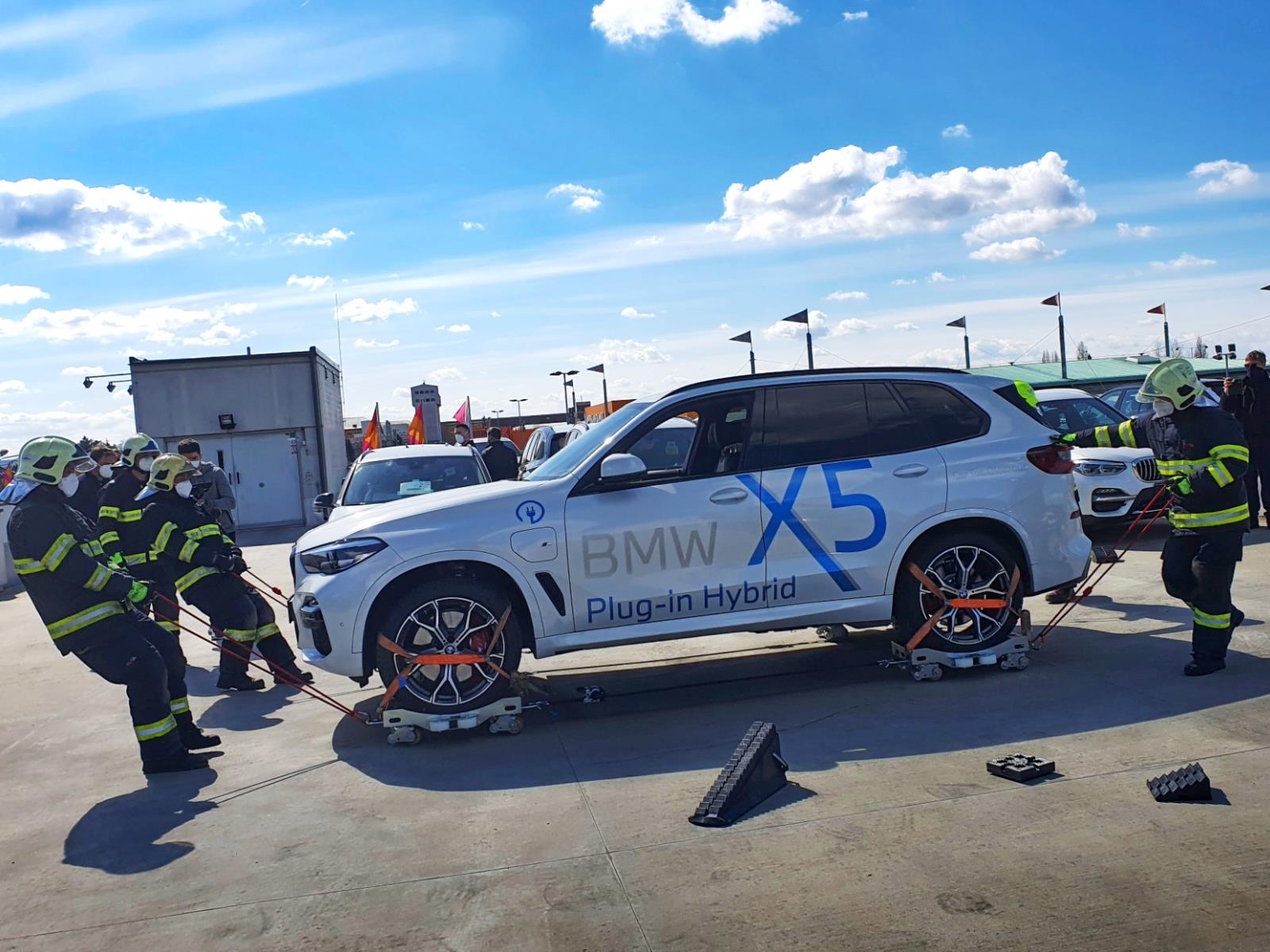 Olomoučtí hasiči vyvinuli speciální vozíky. Usnadní zásah u hořícího elektromobilu